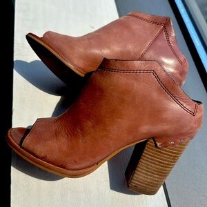 😊Host Pick💞Dolce Vita Tan Leather Wedge Booties